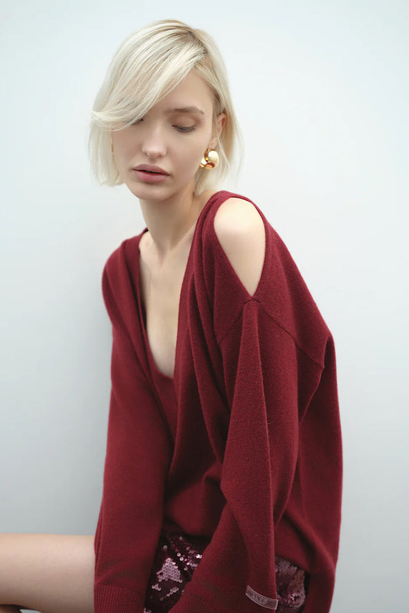 ΠΟΥΛΟΒΕΡ ΜΕ ΤΡΥΠΕΣ ΣΤΟΥΣ ΩΜΟΥΣ ΚΑΙ ΑΝΕΤΗ ΓΡΑΜΜΗ