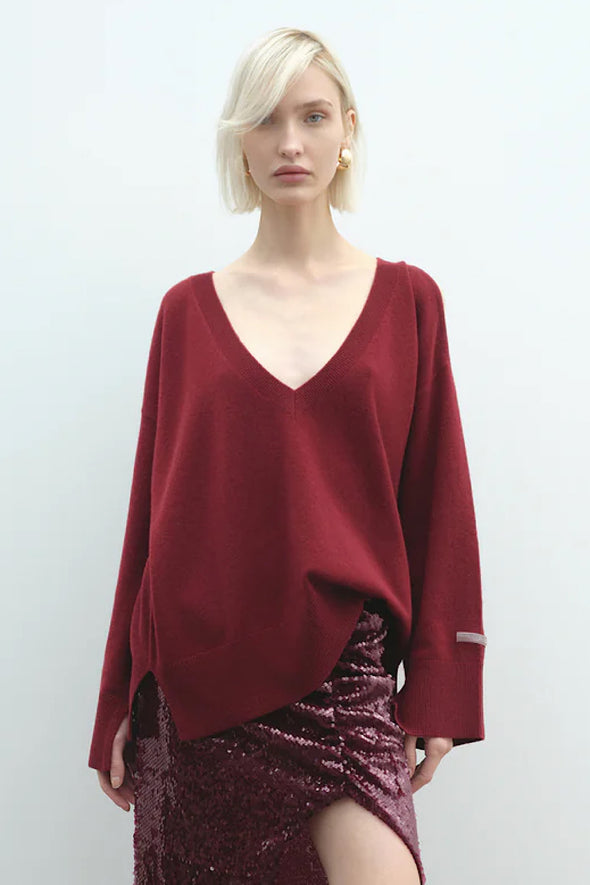 ΠΟΥΛΟΒΕΡ ΜΕ ΤΡΥΠΕΣ ΣΤΟΥΣ ΩΜΟΥΣ ΚΑΙ ΑΝΕΤΗ ΓΡΑΜΜΗ