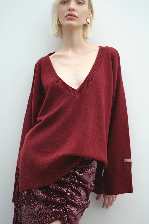 ΠΟΥΛΟΒΕΡ ΜΕ ΤΡΥΠΕΣ ΣΤΟΥΣ ΩΜΟΥΣ ΚΑΙ ΑΝΕΤΗ ΓΡΑΜΜΗ